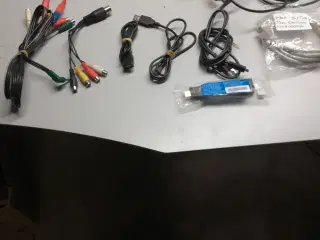 Diverse kabler, HDMI, VGA, USB, Scart