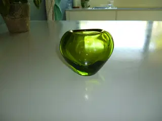 Glas vase i grøn glas.