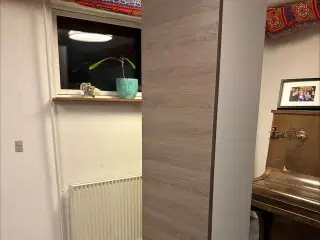 Aubo skab i valnødsfolie med hylder. Nyt.