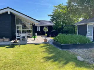 Charmerende sommerhus- tæt på strand, ro og livskv
