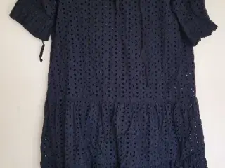 Mørkeblå kjole uden ærmer 