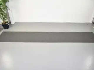 Fraster gulvtæppe i grå filt