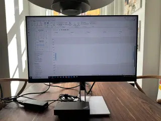 Workstation med dockingstation og skærm
