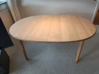Spisebord i massiv bøg m. plade