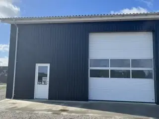 Nybygget lager med kontorfaciliteter - LEDIGT NU