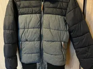 tyk dynejakke til en dreng