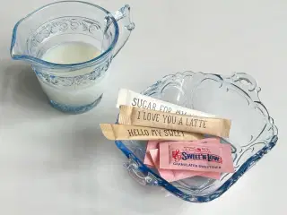 Sukker- og flødesæt, lyseblåt glas