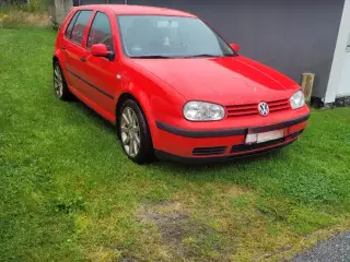 Fin rød VW Golf årgang 2000