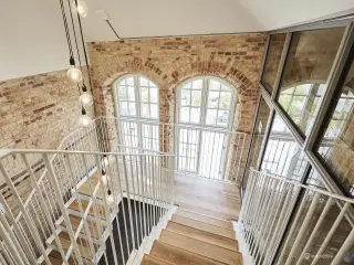 To sammenhængende etager i tidligere ikonisk byskole