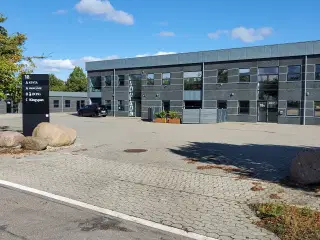 Dejligt kontorlejemål på 140 m2 plus 250 m2 fælles faciliteter.