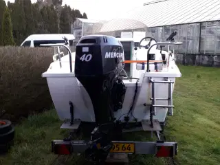Kabinebåd med bådtrailer