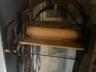 Antik rulle med håndsving