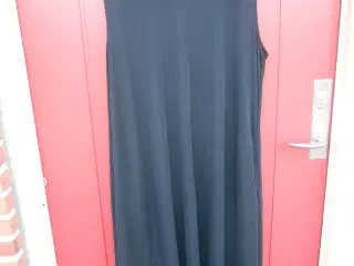 Sort klassisk Ærmeløs kjole.