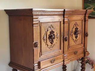 To antikke skabe sælges 