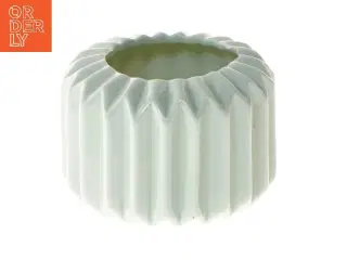 Små vase med riflet design (str. 8x5,5 cm)