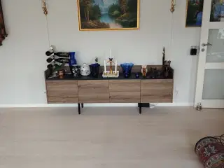 Skænk med 3 låger og 2 skuffer