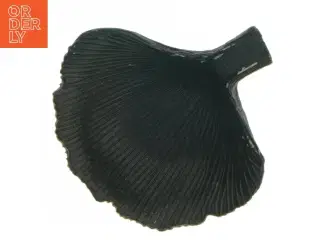 Sort muslingeskal dekoration fra Form living (str. 12 x 11 cm)