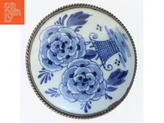 Blåt og hvidt porcelænsbroche (str. Ø 5 cm)