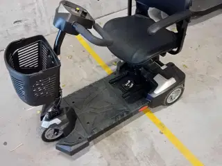 En 3-hjulet el-scooter, der er nem at transportere