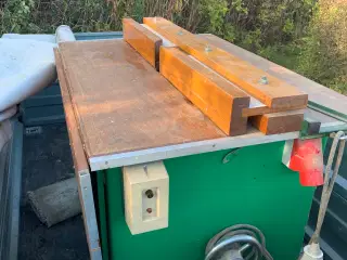 Bordfræser med Træbord og Justerbar Beskyttelse