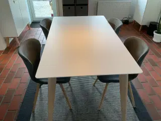 Spisebord med 4 stole