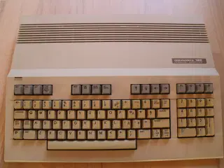 Commodore 128 uden tilbehør