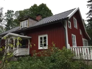 Sverige, Sm�land, Ljungby, 150 km fra Helsingborg, 6 sovepladser, fredeligt i skov n�r s� udlejes