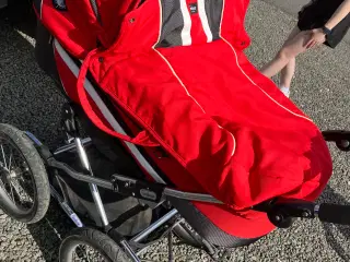 Emmaljunga barnevogn rød står i Odense Børneloppen