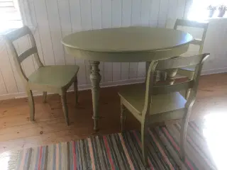 Gammelt bord med stole