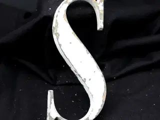 Messing facadebogstav “S” – rå patina