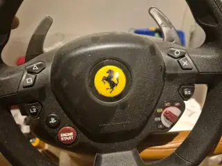 har der, er et Thrustmaster Ferrari 458 Spider Rac