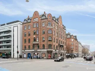 Nyistandsat kontor- eller kliniklejemål i præsentabel ejendom på Gammel Kongevej - Fritaget for moms