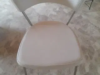 5 råhvide gode stole til spisebord .pr stk 200 kr.
