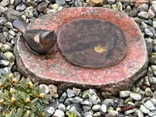 Granit sten og fuglebad fra urnegravsted