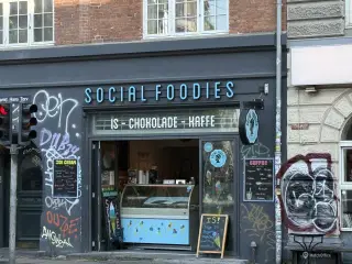 I hjertet af Nørrebro og midt på Sankt Hans Torv udbydes charmerende butikslejemål