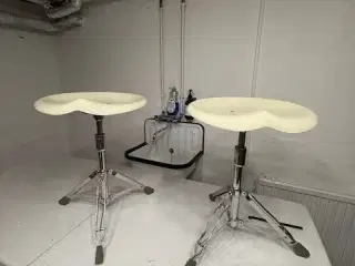 To velholdte taburetter