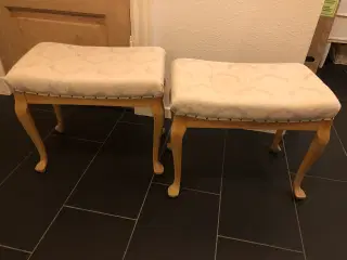 Sæt med 2 skamler i fyrretræ med hvidt betræk