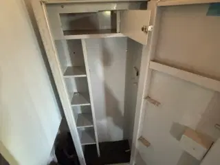 Våbenskab til 5 våben. 