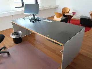 El. hæve/sænke skrivebord MONTANA Djob samt kontorstol