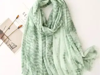 Flot grøn tørklæde med batik mønster samt frynser 