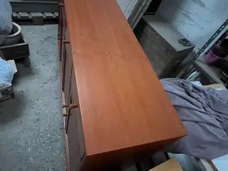 Skænk med skuffer og hylder i kirsebær træ