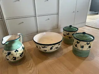 Flotte krukker, skål og vandkande i romantisk stil