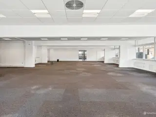 1.114 m² i stueetage til detail, showroom mv.