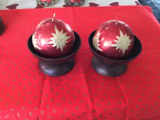 Lysestager i metal med røde kuglelys