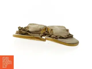 Brune sandaler med blomsterpynt (str. Længde, 27 cm)