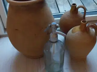 3 gamle franske krukker og en sifonflaske 