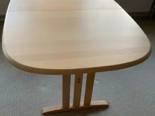 Spisebord i massiv bøg i lys lak