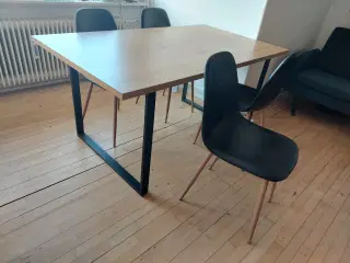 bord og 4 stole