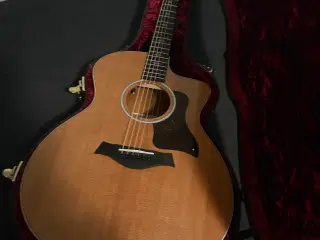 Taylor 214ce-K DLX og capo