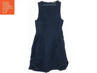 Ærmeløs kjole med broderier fra Tommy Hilfiger (str. 176)